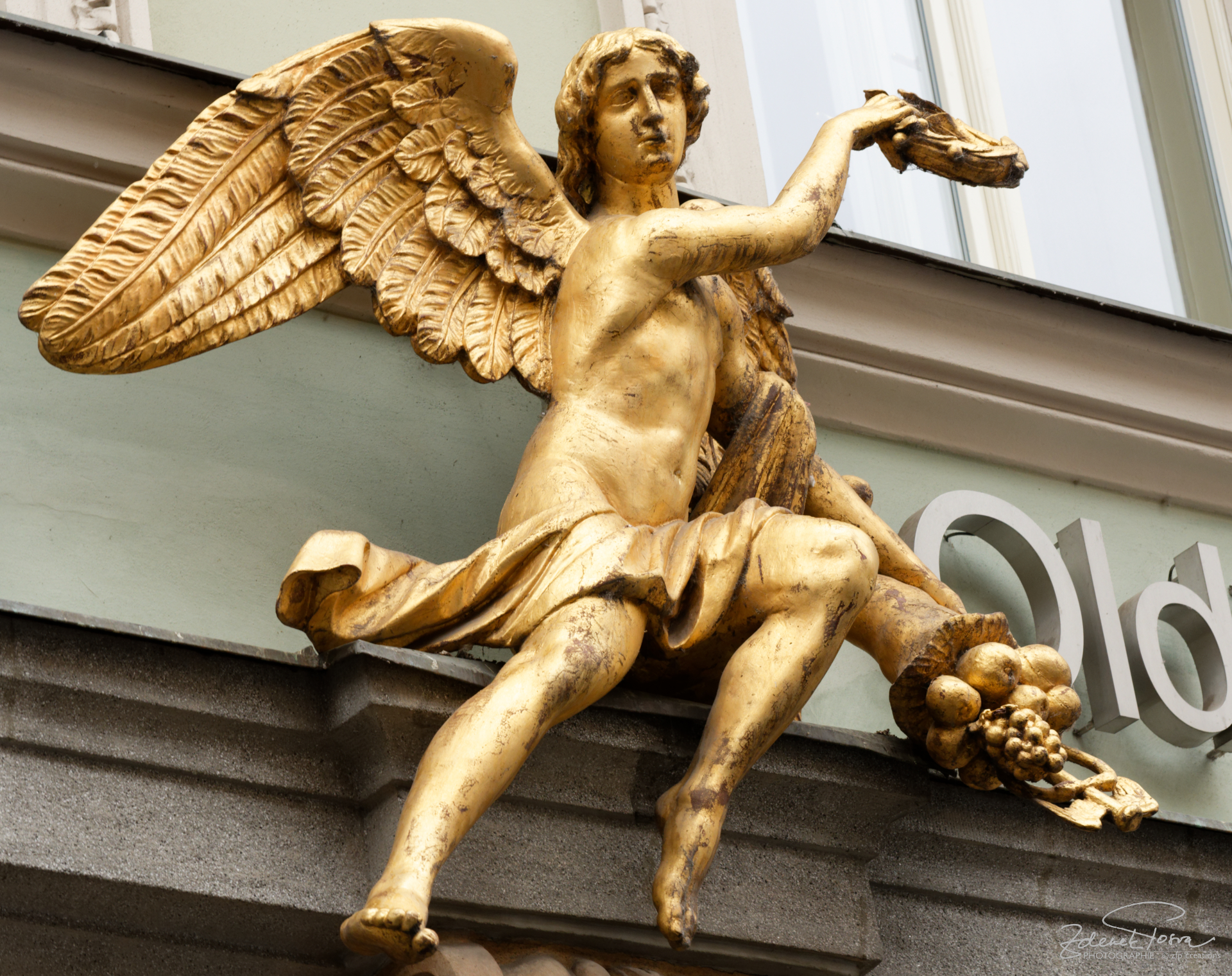 Dans une rue à Prague, l'ange avec la corne d'abondance